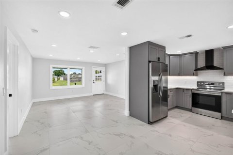 Villa ou maison à vendre à Port Charlotte, Floride: 4 chambres, 177.81 m2 № 2351612 - photo 14