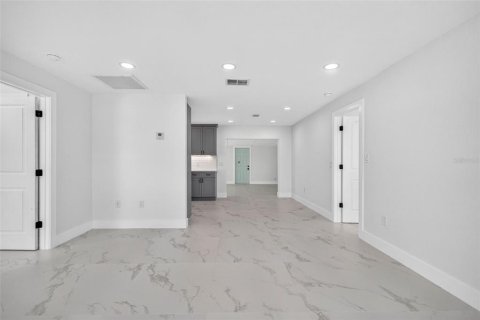 Villa ou maison à vendre à Port Charlotte, Floride: 4 chambres, 177.81 m2 № 2351612 - photo 8