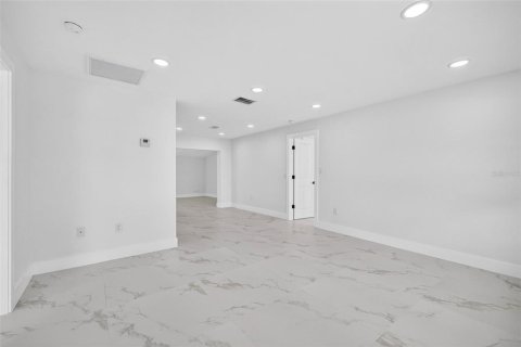 Villa ou maison à vendre à Port Charlotte, Floride: 4 chambres, 177.81 m2 № 2351612 - photo 7