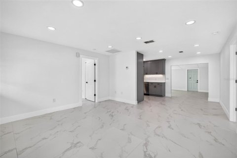 Villa ou maison à vendre à Port Charlotte, Floride: 4 chambres, 177.81 m2 № 2351612 - photo 9