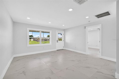 Villa ou maison à vendre à Port Charlotte, Floride: 4 chambres, 177.81 m2 № 2351612 - photo 10