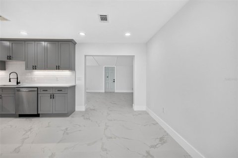 Villa ou maison à vendre à Port Charlotte, Floride: 4 chambres, 177.81 m2 № 2351612 - photo 12