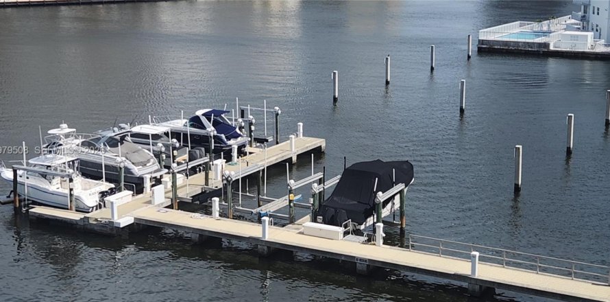 Condominio en Hallandale Beach, Florida, 1 dormitorio  № 2057563