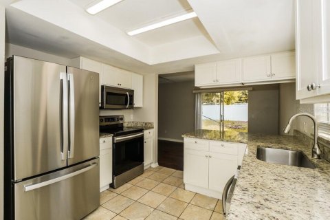 Villa ou maison à louer à Brandon, Floride: 3 chambres, 115.57 m2 № 2157265 - photo 9
