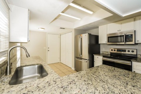 Villa ou maison à louer à Brandon, Floride: 3 chambres, 115.57 m2 № 2157265 - photo 8
