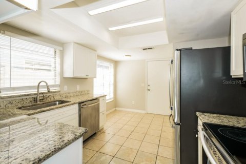 Villa ou maison à louer à Brandon, Floride: 3 chambres, 115.57 m2 № 2157265 - photo 7