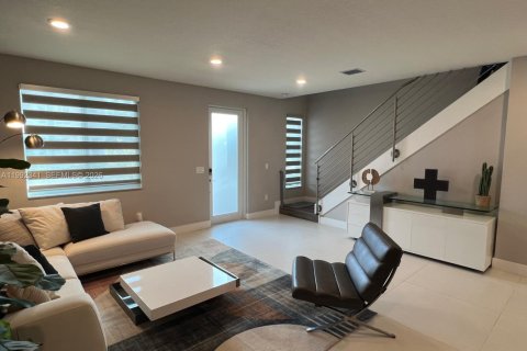 Adosado en alquiler en Doral, Florida, 3 dormitorios, 151.24 m2 № 2055354 - foto 2
