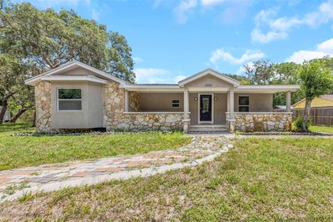 House in New Port Richey, Florida 6 bedrooms, 191.19 sq.m. № 2094907