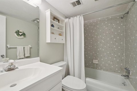 Condo in Sarasota, Florida, 2 bedrooms  № 1772819 - photo 11