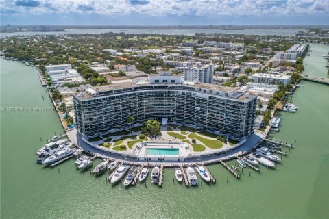 Condo in Miami Beach, Florida, 2 bedrooms  № 1826066 - photo 18