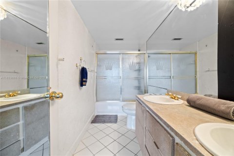 Condo in Miami Beach, Florida, 2 bedrooms  № 1826066 - photo 13