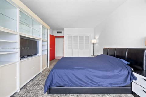 Condo in Miami Beach, Florida, 2 bedrooms  № 1826066 - photo 11