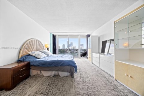 Condo in Miami Beach, Florida, 2 bedrooms  № 1826066 - photo 12