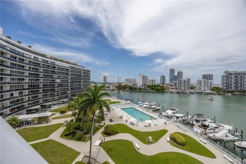 Condo in Miami Beach, Florida, 2 bedrooms  № 1826066 - photo 8