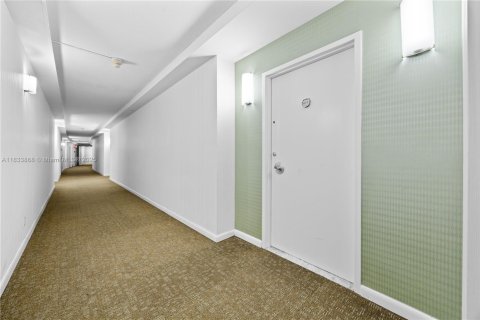 Condo in Miami Beach, Florida, 2 bedrooms  № 1826066 - photo 16