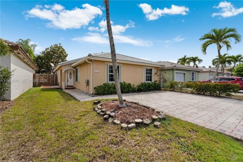 Дом в Майами, Флорида 4 спальни, 145.67м2 № 2048518