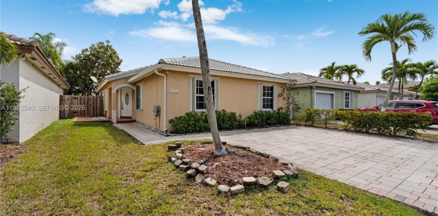 Дом в Майами, Флорида 4 спальни, 145.67м2 № 2048518