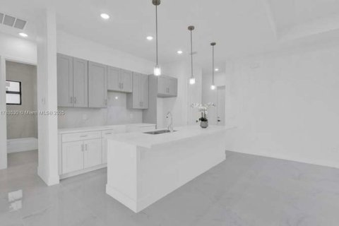House in Lehigh Acres, Florida 3 bedrooms № 1705722 - photo 6