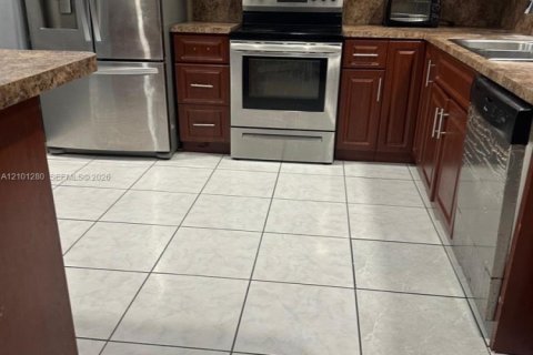 Villa ou maison à louer à Pembroke Pines, Floride: 3 chambres, 215.44 m2 № 2407583 - photo 4