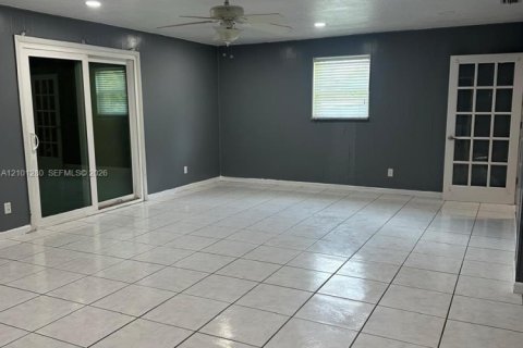 Villa ou maison à louer à Pembroke Pines, Floride: 3 chambres, 215.44 m2 № 2407583 - photo 3