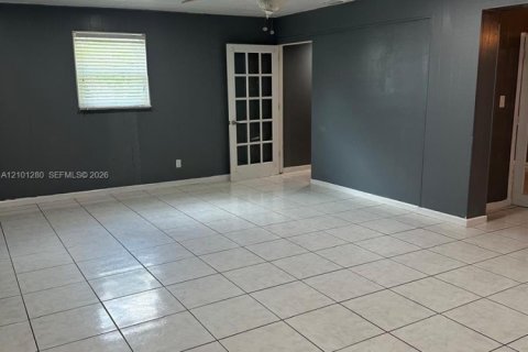 Villa ou maison à louer à Pembroke Pines, Floride: 3 chambres, 215.44 m2 № 2407583 - photo 2