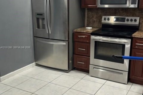 Villa ou maison à louer à Pembroke Pines, Floride: 3 chambres, 215.44 m2 № 2407583 - photo 5