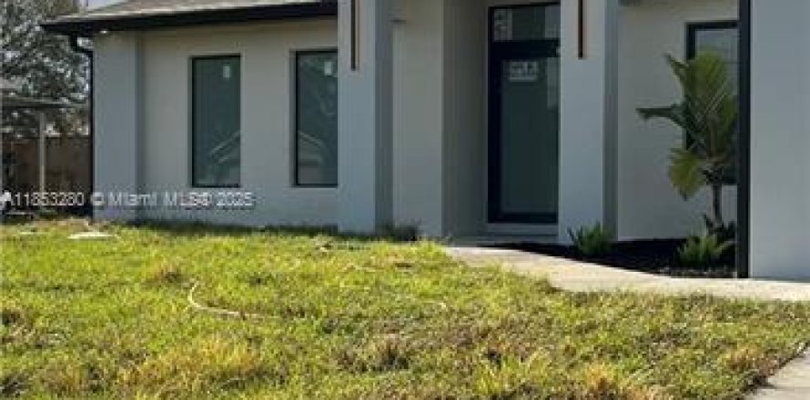 House in Lehigh Acres, Florida 3 bedrooms № 1877709