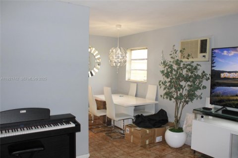 Casa en venta en Miami, Florida, 3 dormitorios, 89.74 m2 № 1976436 - foto 7