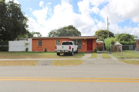 Casa en venta en Miami, Florida, 3 dormitorios, 89.74 m2 № 1976436 - foto 1