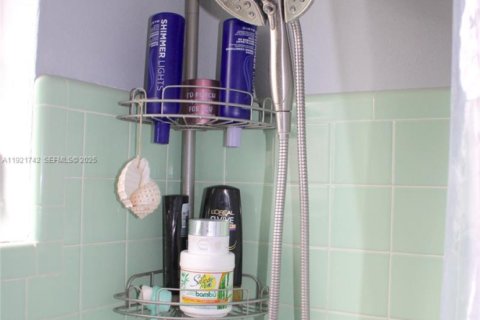 Casa en venta en Miami, Florida, 3 dormitorios, 89.74 m2 № 1976436 - foto 18