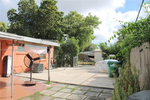 Casa en venta en Miami, Florida, 3 dormitorios, 89.74 m2 № 1976436 - foto 26