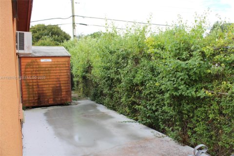 Casa en venta en Miami, Florida, 3 dormitorios, 89.74 m2 № 1976436 - foto 28