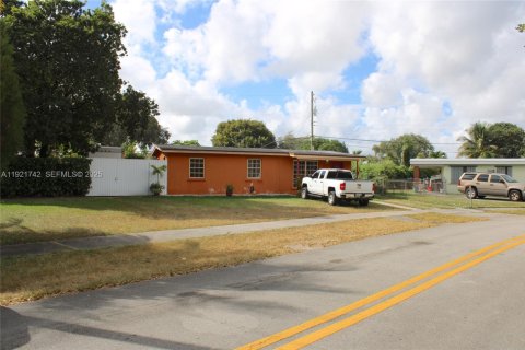 Casa en venta en Miami, Florida, 3 dormitorios, 89.74 m2 № 1976436 - foto 3