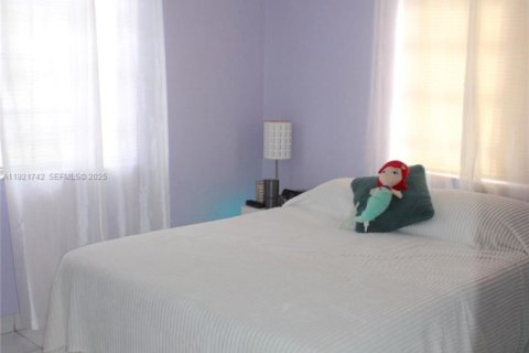Casa en venta en Miami, Florida, 3 dormitorios, 89.74 m2 № 1976436 - foto 12