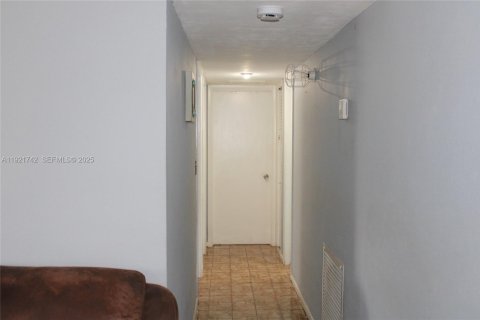 Casa en venta en Miami, Florida, 3 dormitorios, 89.74 m2 № 1976436 - foto 11