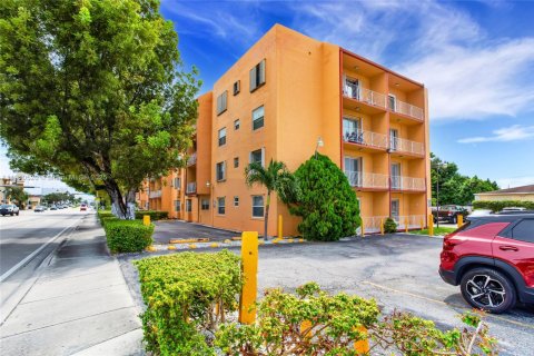 Condo in Miami, Florida, 1 bedroom  № 2013213 - photo 12