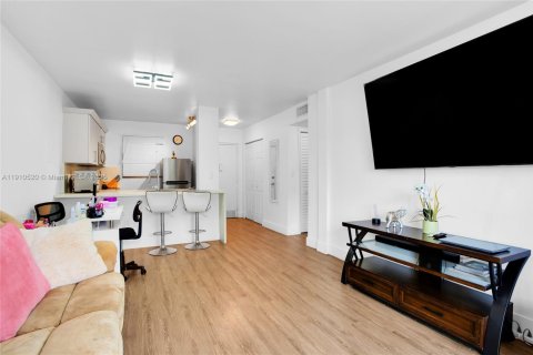 Condo in Miami, Florida, 1 bedroom  № 2013213 - photo 11