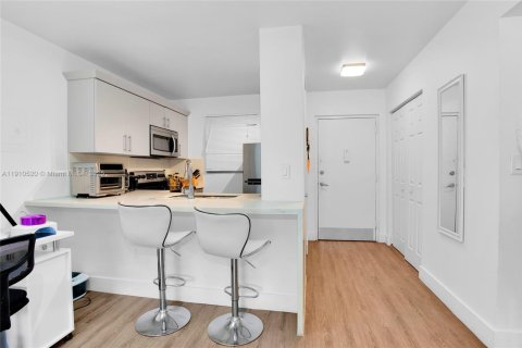 Condo in Miami, Florida, 1 bedroom  № 2013213 - photo 2