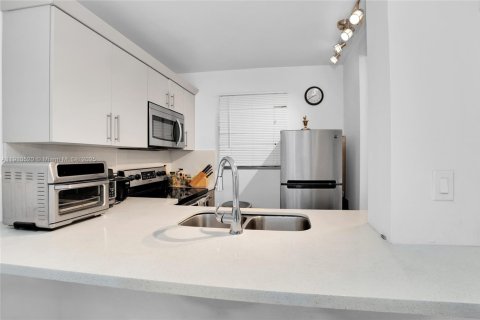 Condo in Miami, Florida, 1 bedroom  № 2013213 - photo 6