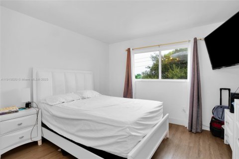 Condo in Miami, Florida, 1 bedroom  № 2013213 - photo 4