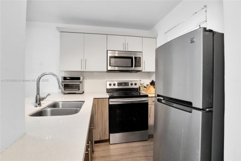 Condo in Miami, Florida, 1 bedroom  № 2013213 - photo 7