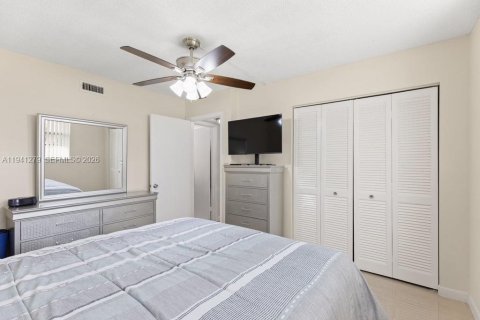 Condominio en venta en Pembroke Pines, Florida, 2 dormitorios, 94.85 m2 № 2002092 - foto 17