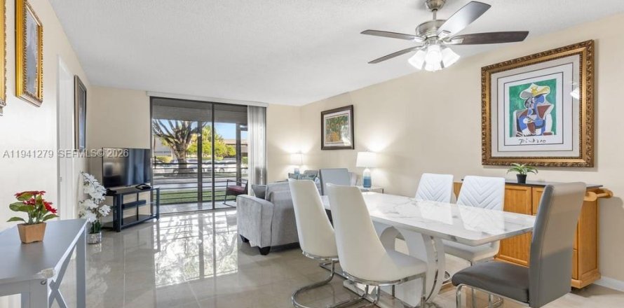 Condominio en Pembroke Pines, Florida, 2 dormitorios  № 2002092