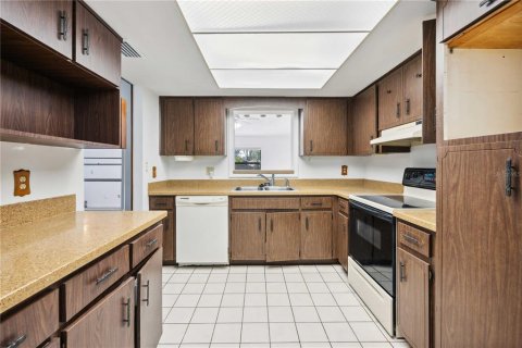 House in Land O' Lakes, Florida 4 bedrooms, 196.4 sq.m. № 1653230 - photo 18