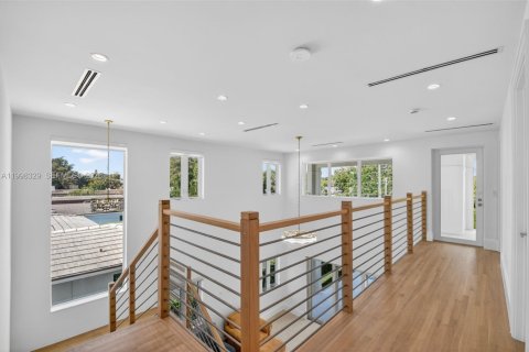House in Lake Worth, Florida 5 bedrooms, 283.07 sq.m. № 2074492 - photo 25