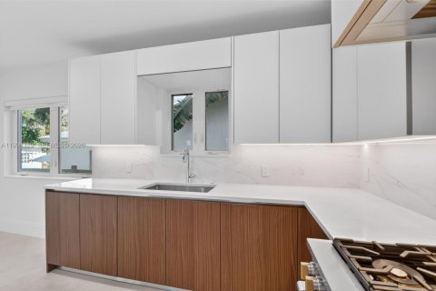 House in Lake Worth, Florida 5 bedrooms, 283.07 sq.m. № 2074492 - photo 11