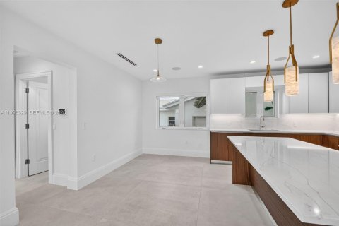 House in Lake Worth, Florida 5 bedrooms, 283.07 sq.m. № 2074492 - photo 12