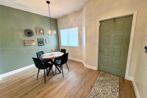 Condo in Tamarac, Florida, 2 bedrooms  № 2047216 - photo 3