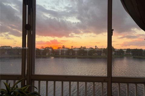 Condo in Tamarac, Florida, 2 bedrooms  № 2047216 - photo 25