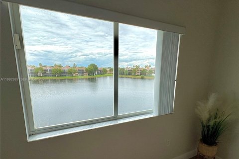 Condo in Tamarac, Florida, 2 bedrooms  № 2047216 - photo 16